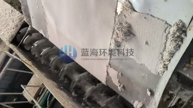 廣西仙鶴新材料丨雙網(wǎng)轉鼓擠漿機使用現場(chǎng)